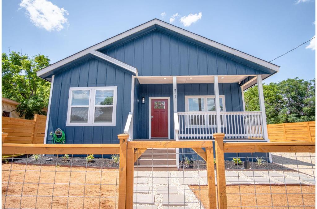 Beautiful Fenced 3BR 2BA Near Exciting Downtown image