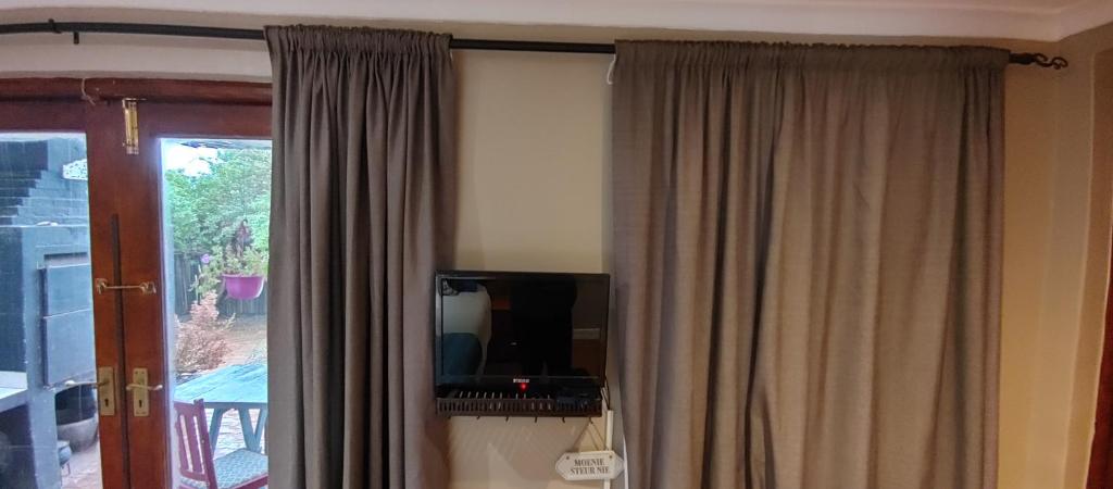 Happy Homes - Imhoffs Gift Room Type - Queen Suite with Pool View