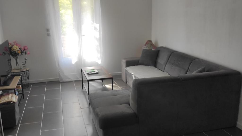 REZ DE CH avec terrasse et parking Appartement 2 ch à Lurs photo 2