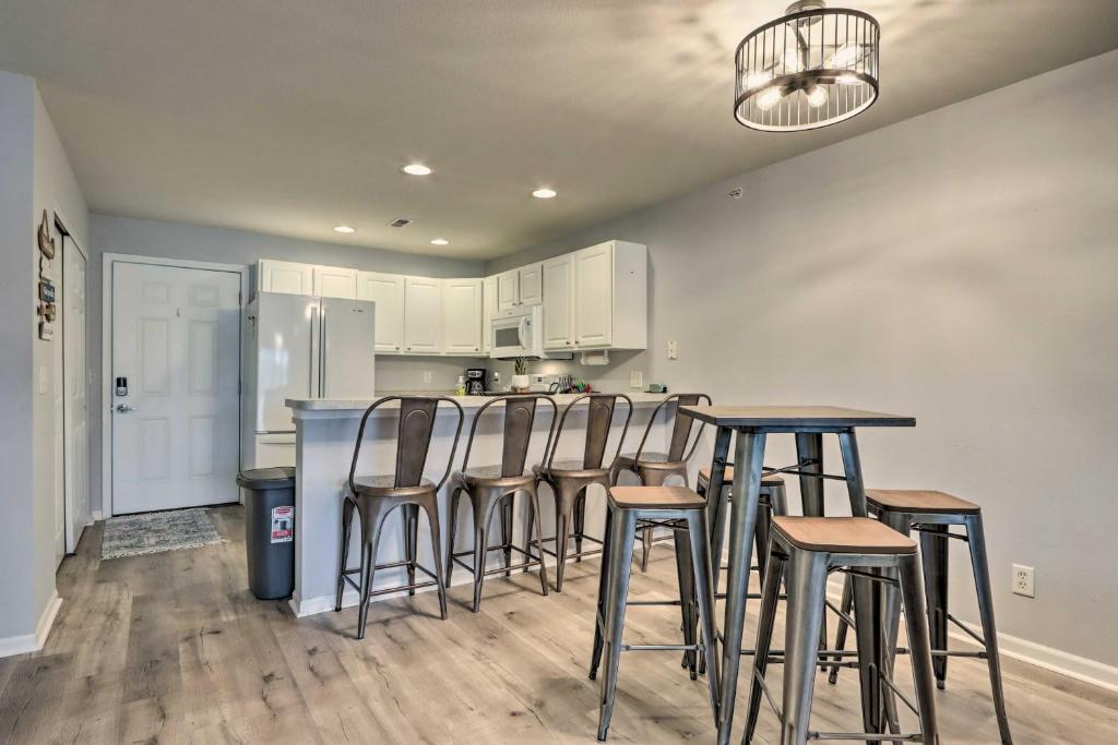 Camdenton Condo with Pool Access and Lake Views! photo 1