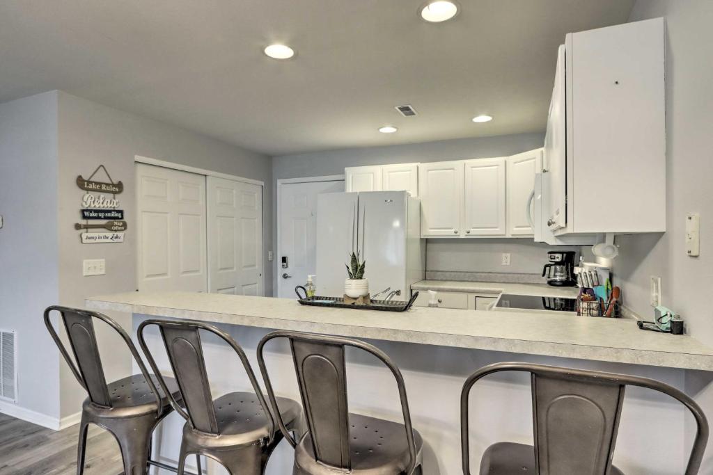 Camdenton Condo with Pool Access and Lake Views! photo 4