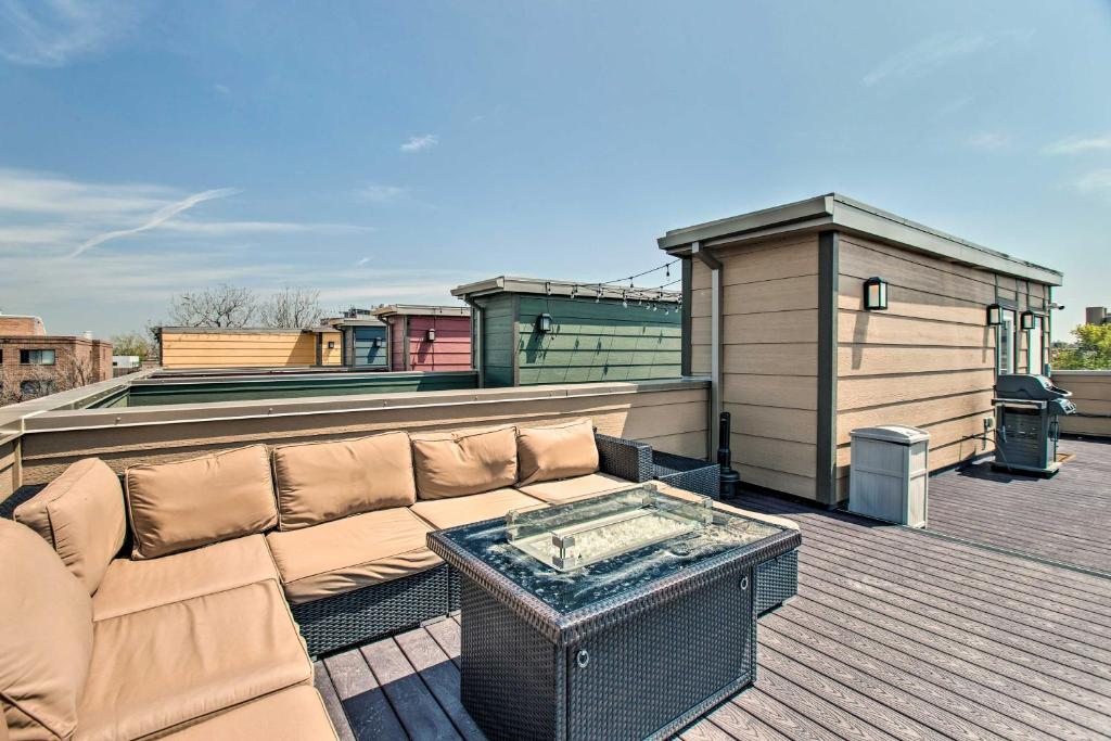 Uniquely Cozy Modern Abode with Downtown Views photo 2