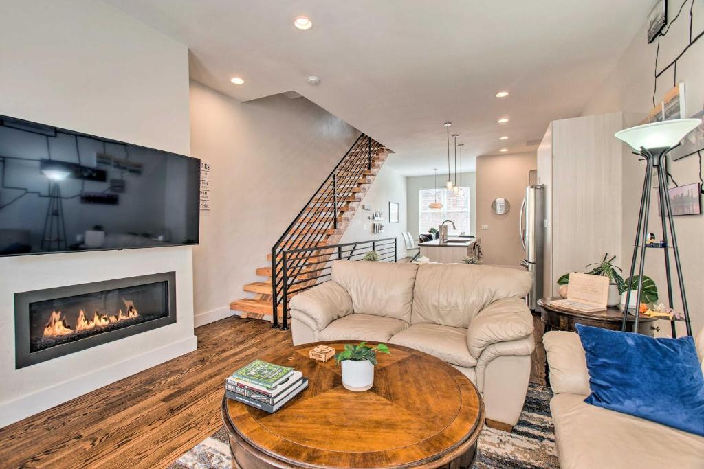 Uniquely Cozy Modern Abode with Downtown Views photo 4