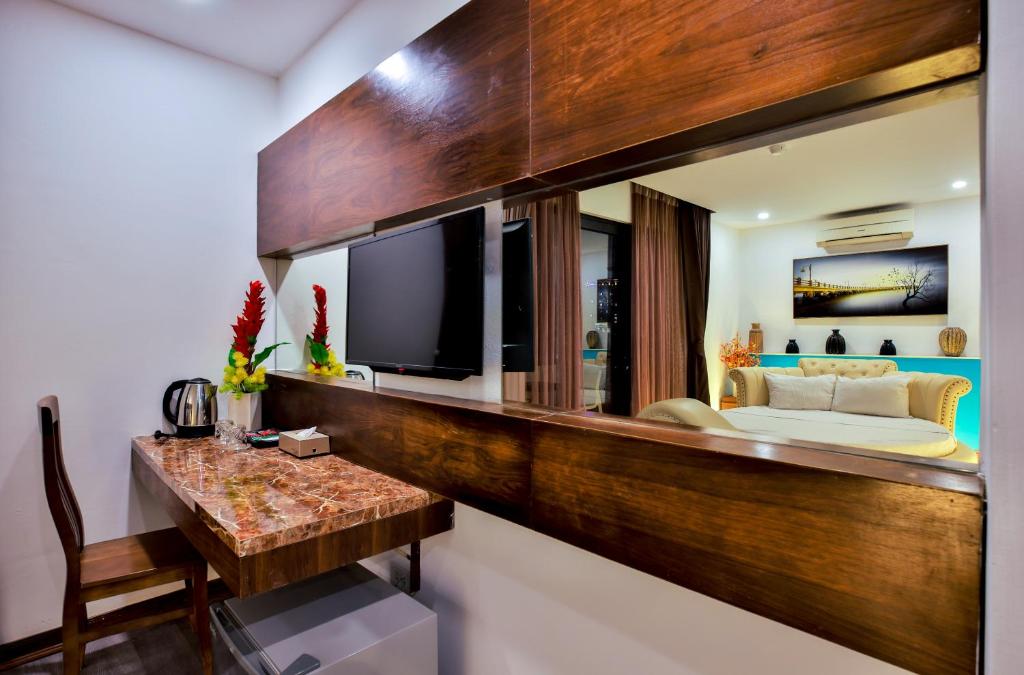 My Hotel - Night Hanoi