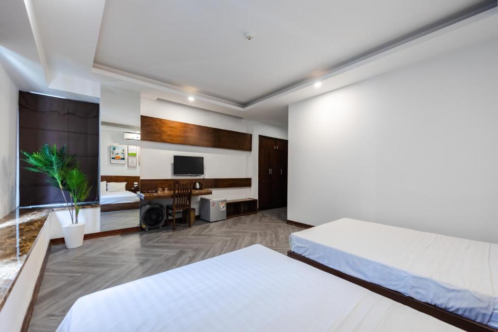 My Hotel - Night Hanoi