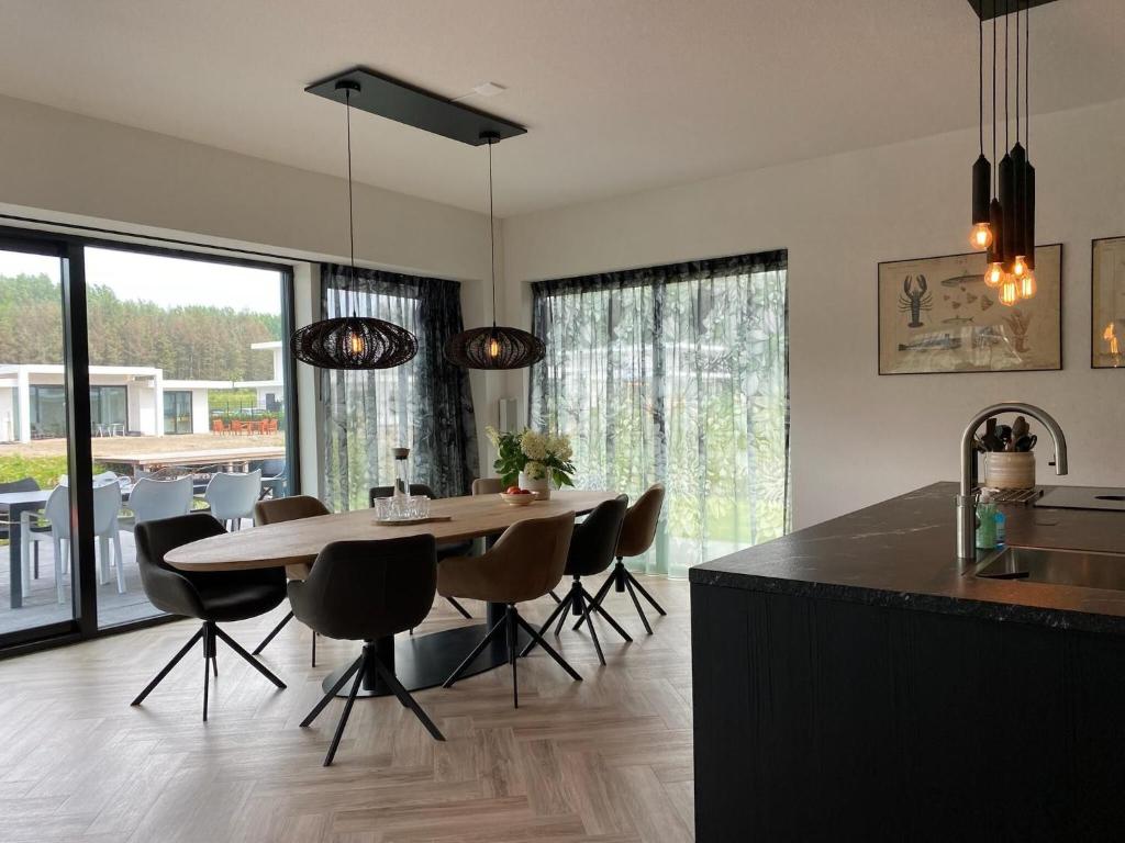 Majestic villa in Zeewolde with garden photo 2