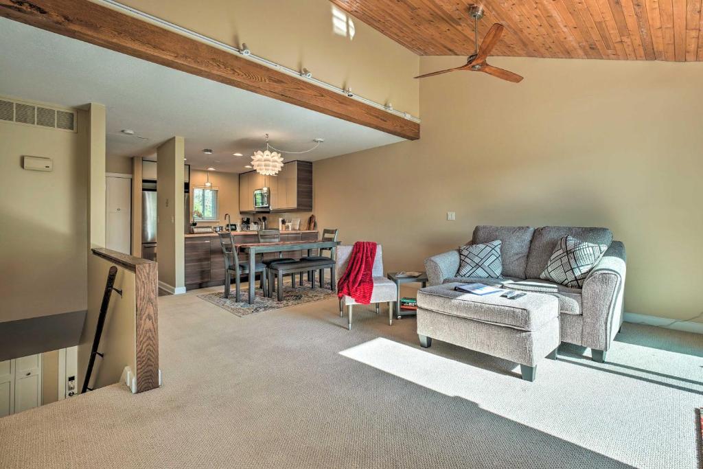 Sunny South Haven Condo Less Than 1 Mi to Beaches! photo 4