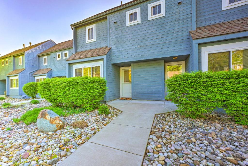 Sunny South Haven Condo Less Than 1 Mi to Beaches! photo 2