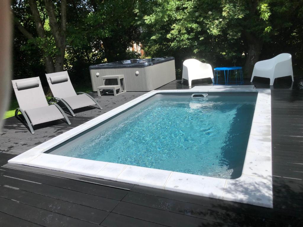 PAUSE NATURE SORBAIS Gite de groupe avec Piscine, Spas, Sauna et Hammam Shower avec 8 chambres et 8 salles de bain, grande cuisine et grande salle de vie
