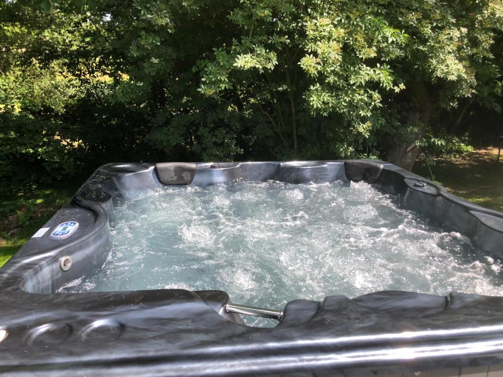 PAUSE NATURE SORBAIS Gite de groupe avec Piscine, Spas, Sauna et Hammam Shower avec 8 chambres et 8 salles de bain, grande cuisine et grande salle de vie photo 3