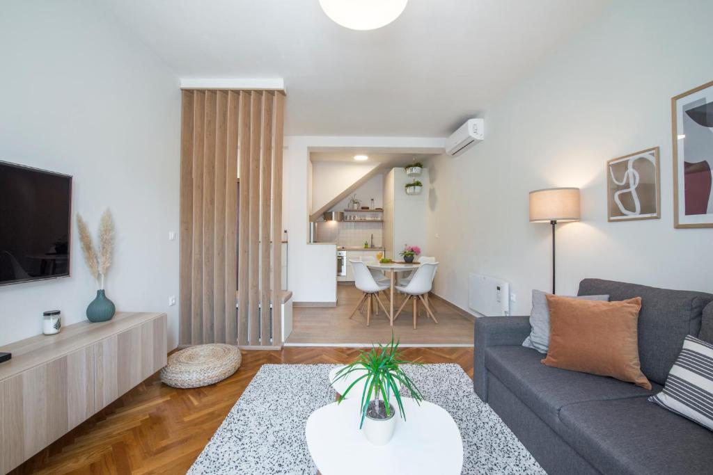 51 Street Apartment photo 2