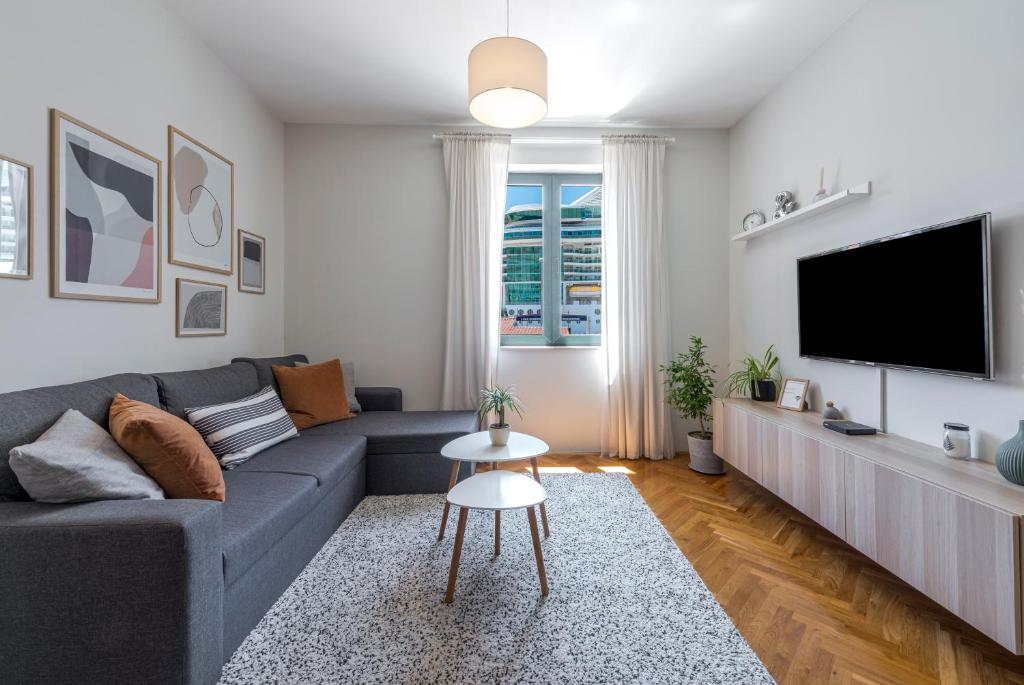 51 Street Apartment photo 1