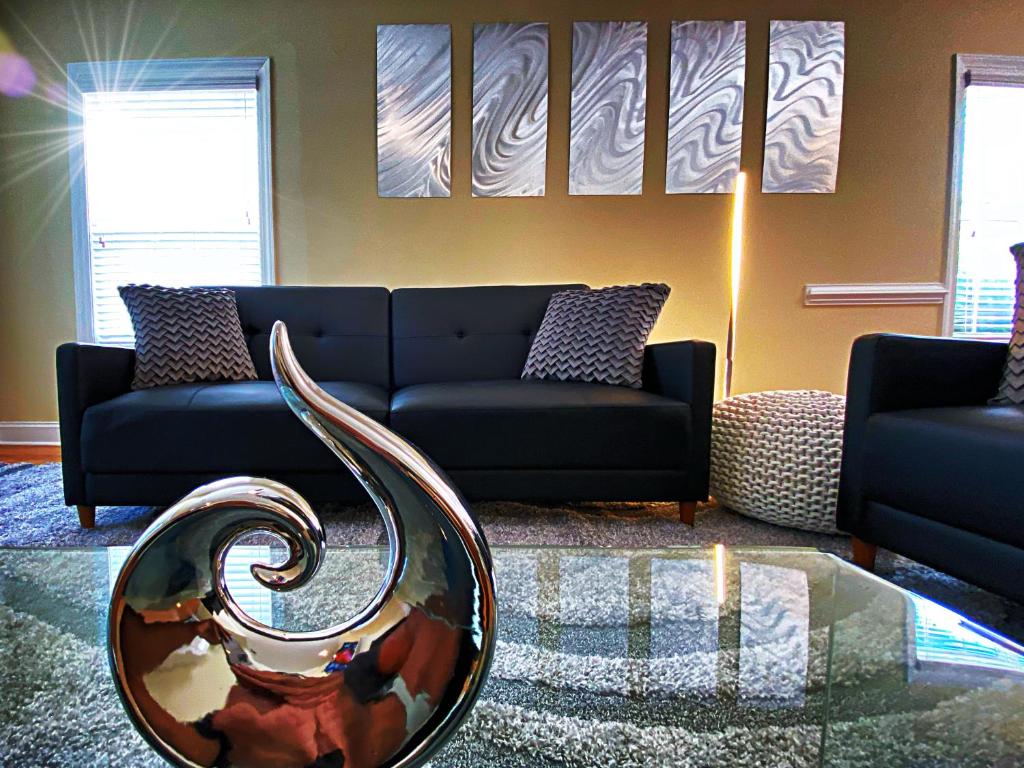 *Stylish* Luxury Suite Near Historic Downtown image