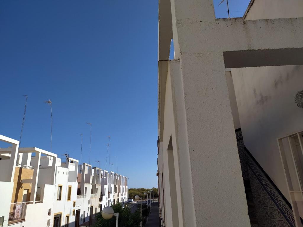 Chalet adosado con azotea andaluza y patio, junto a la playa