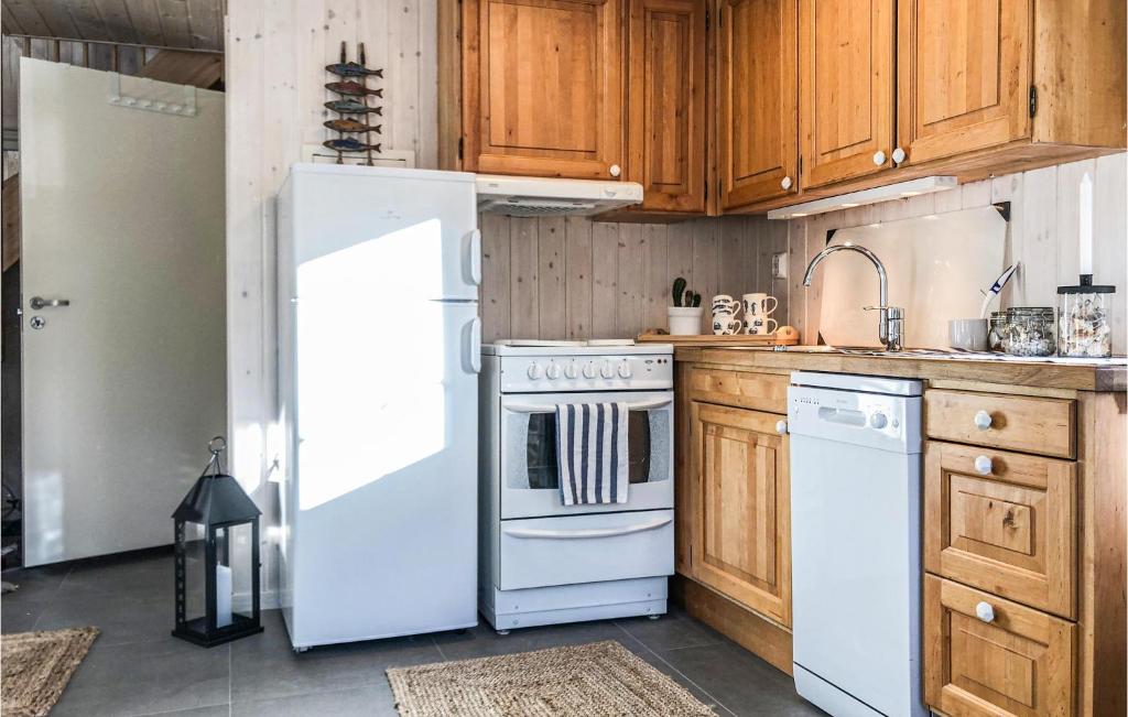 Awesome Home In Lyngdal With 2 Bedrooms And Wifi photo 2