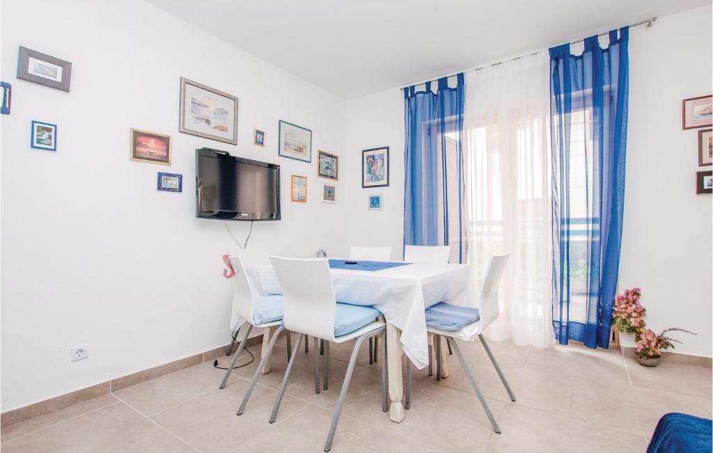 Awesome Home In Vodice With 3 Bedrooms And Wifi photo 3
