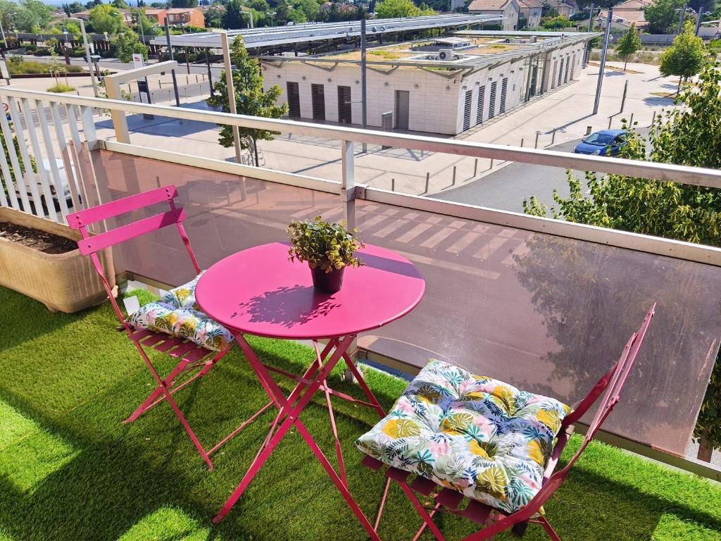 Appartement de 3 chambres avec vue sur la ville terrasse amenagee et wifi a Carpentras photo 1