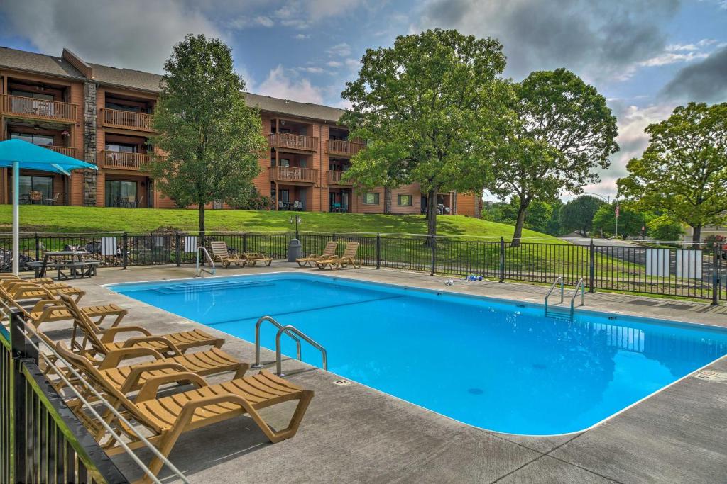 Branson Getaway with Balcony and Ample Amenities! photo 1