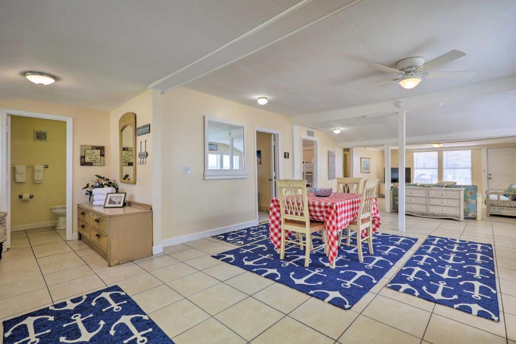 Surfside Oceanfront Cottage with Beach Access! photo 4