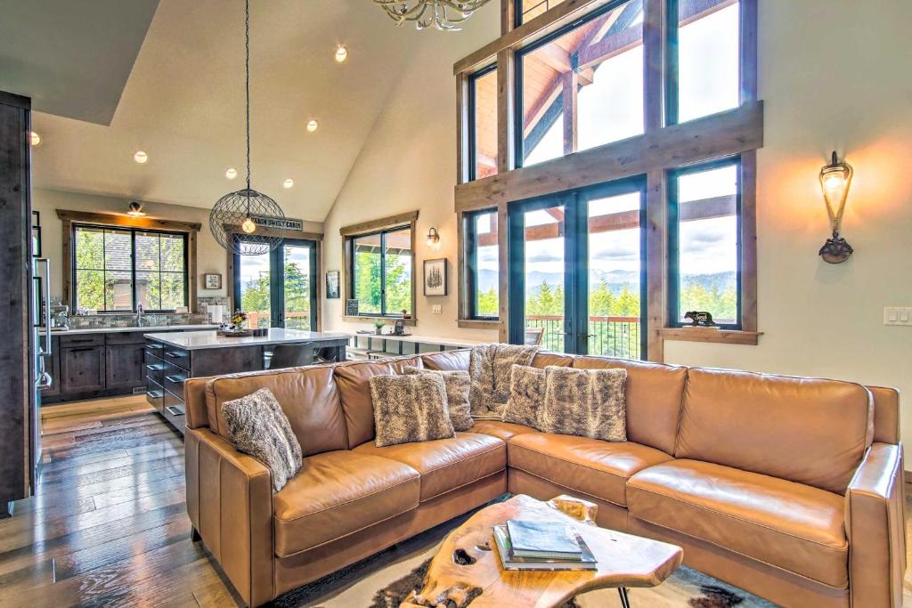 Cle Elum Cabin with Hot Tub and Breathtaking View photo 2