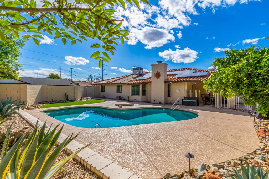 Cozy Phoenix Home Heated Pool & Spa with King Beds image
