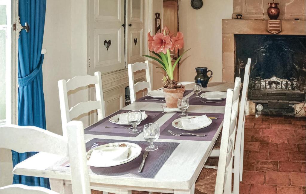 Amazing Home In Mouterre-silly With 3 Bedrooms, Wifi And Outdoor Swimming Pool photo 2