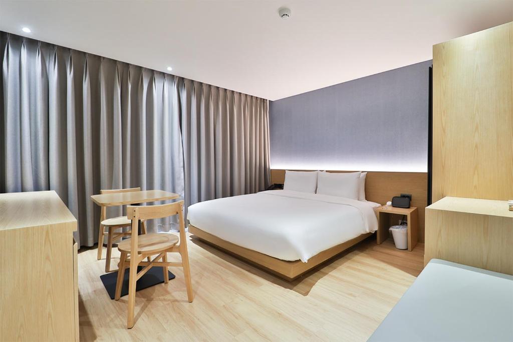 Custom Hotel photo 2
