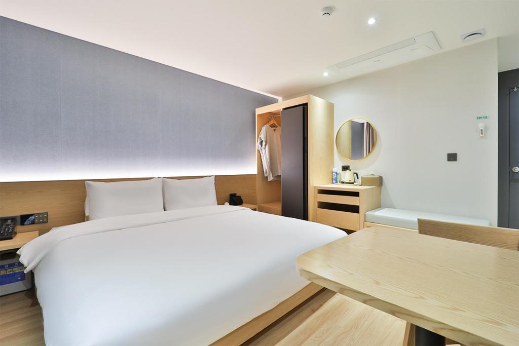 Custom Hotel photo 3