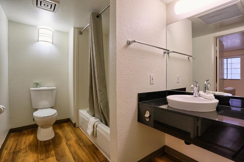 Super 8 by Wyndham Petaluma - Tap to explore photos