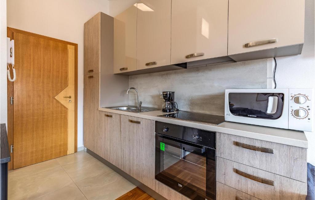 Awesome Apartment In Medulin With Wifi photo 2