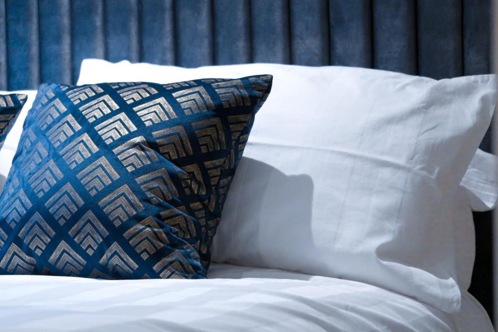 City Centre Luxury studio apartment suite with garden view photo 4