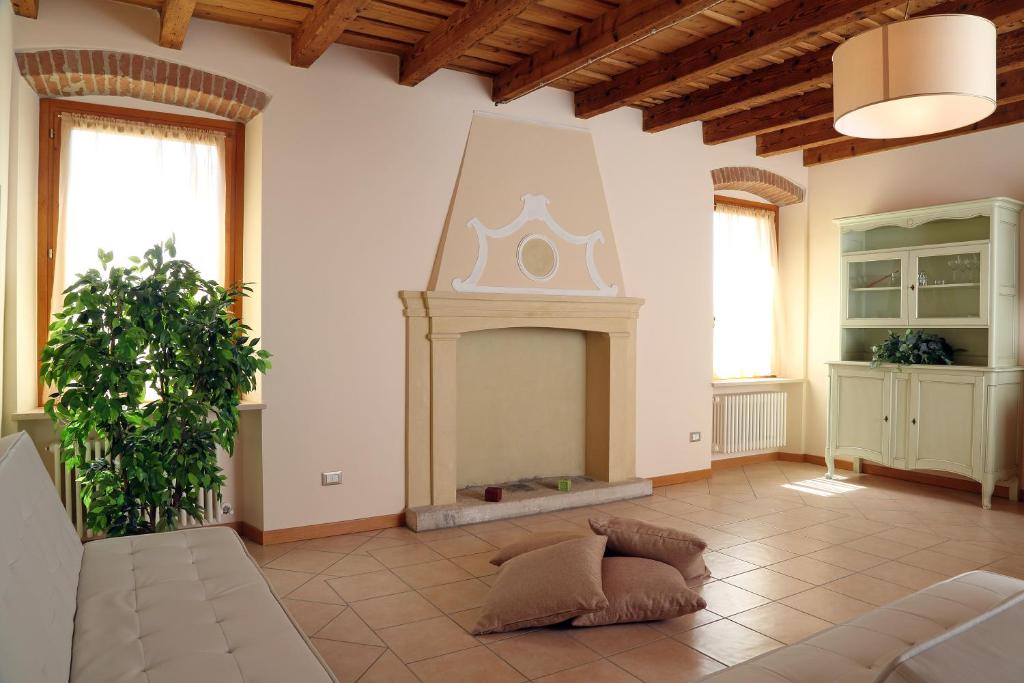 Residence Borgo Mondragon - Tap to explore photos