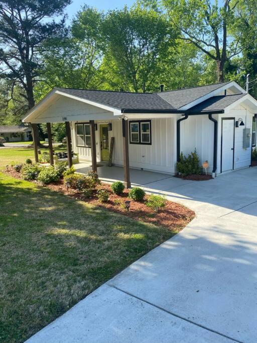 Cozy 2-bedroom Farmhouse with parking on premise image