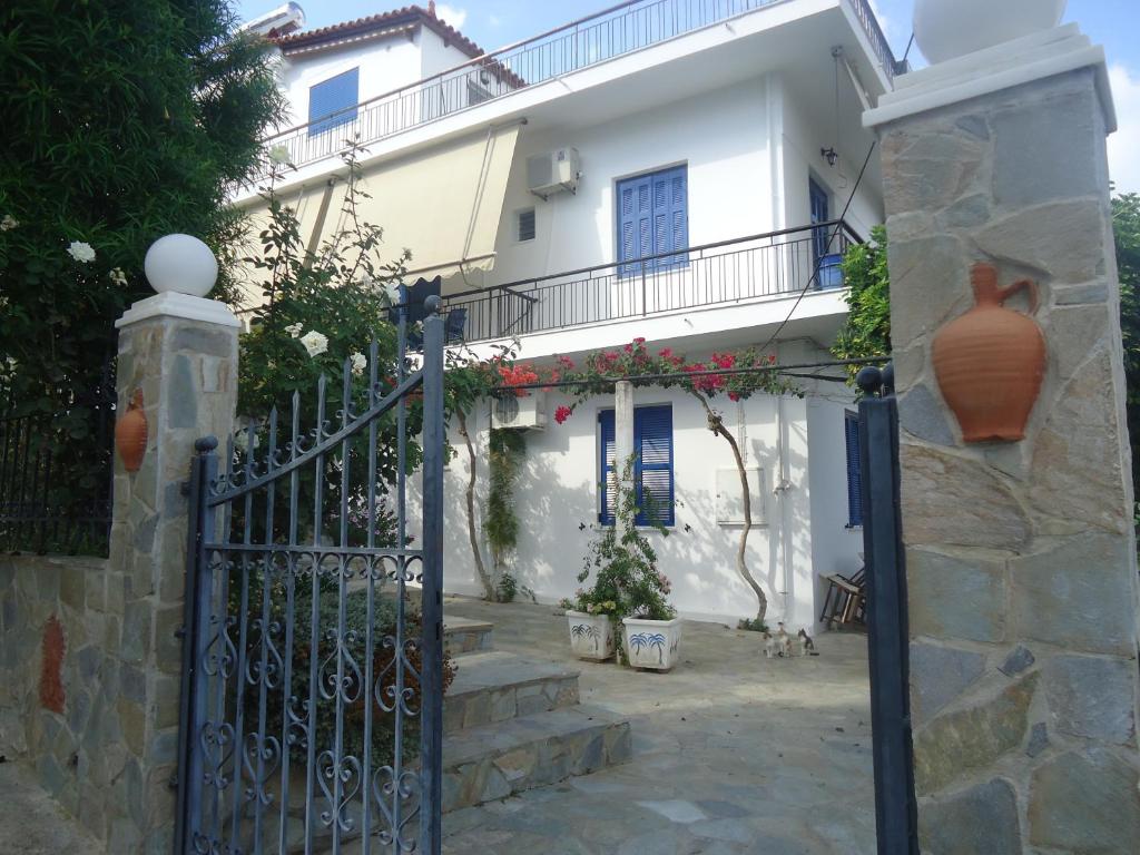 Villa Popi, Attica