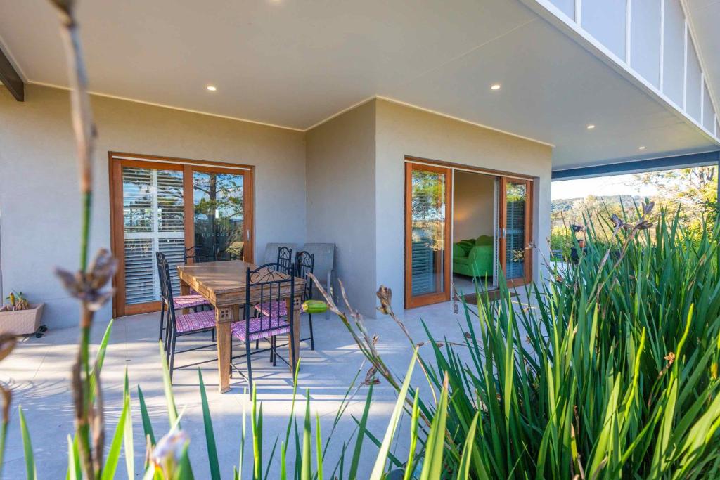 Sovereign Hill Country Villa - Tap to explore photos
