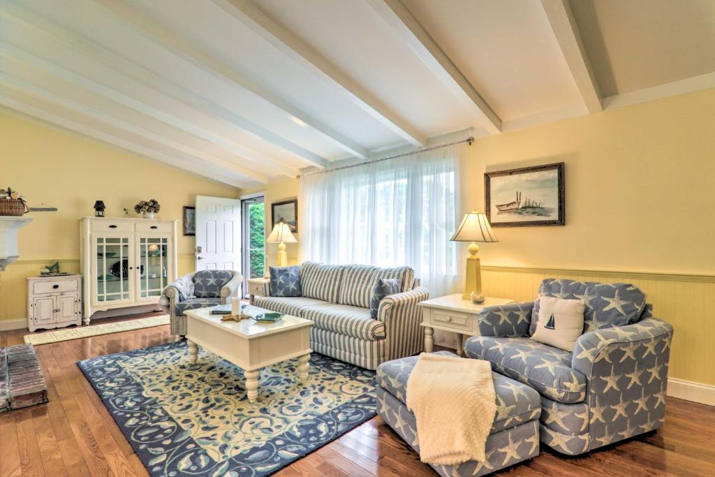 Charming Hyannis Cottage 1 Mi to Beach! photo 1