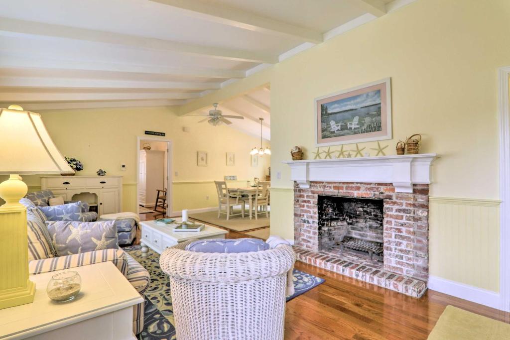 Charming Hyannis Cottage 1 Mi to Beach! photo 3