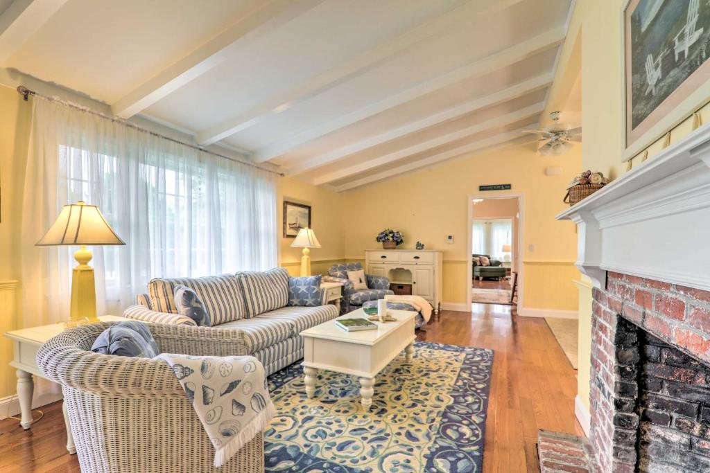 Charming Hyannis Cottage 1 Mi to Beach! photo 4