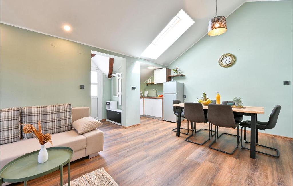 Nice Home In Vrhi Pregradski With Wifi, Outdoor Swimming Pool And Heated Swimming Pool photo 3