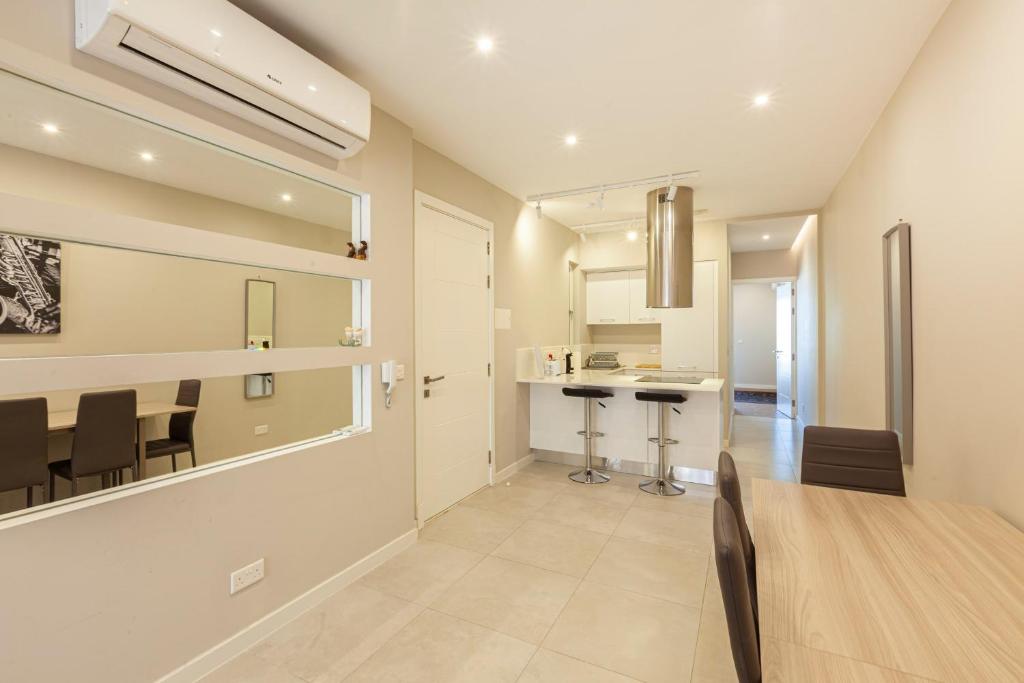 Brand new 1BR in central MALTA-Hosted by Sweetstay photo 2