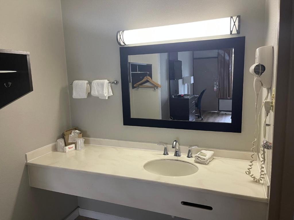 Red Roof Inn Clearfield photo 4