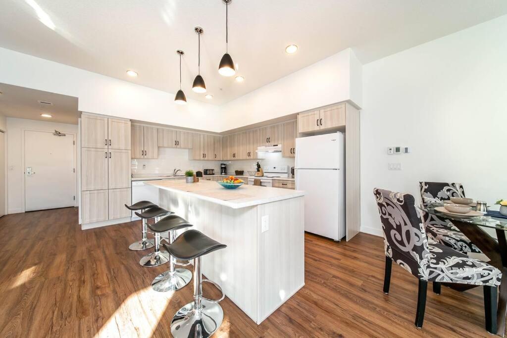 Stylish Close to D/T FREE parking King Bed 2bed photo 3