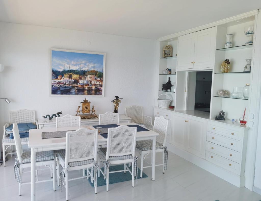 Spacious seafront apartment - Tap to explore photos