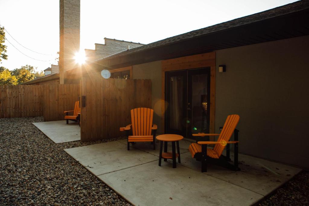 4411 Inn & Suites photo 4