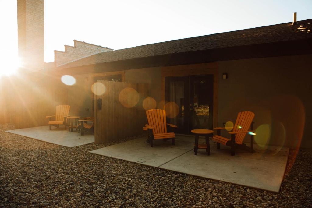 4411 Inn & Suites photo 3
