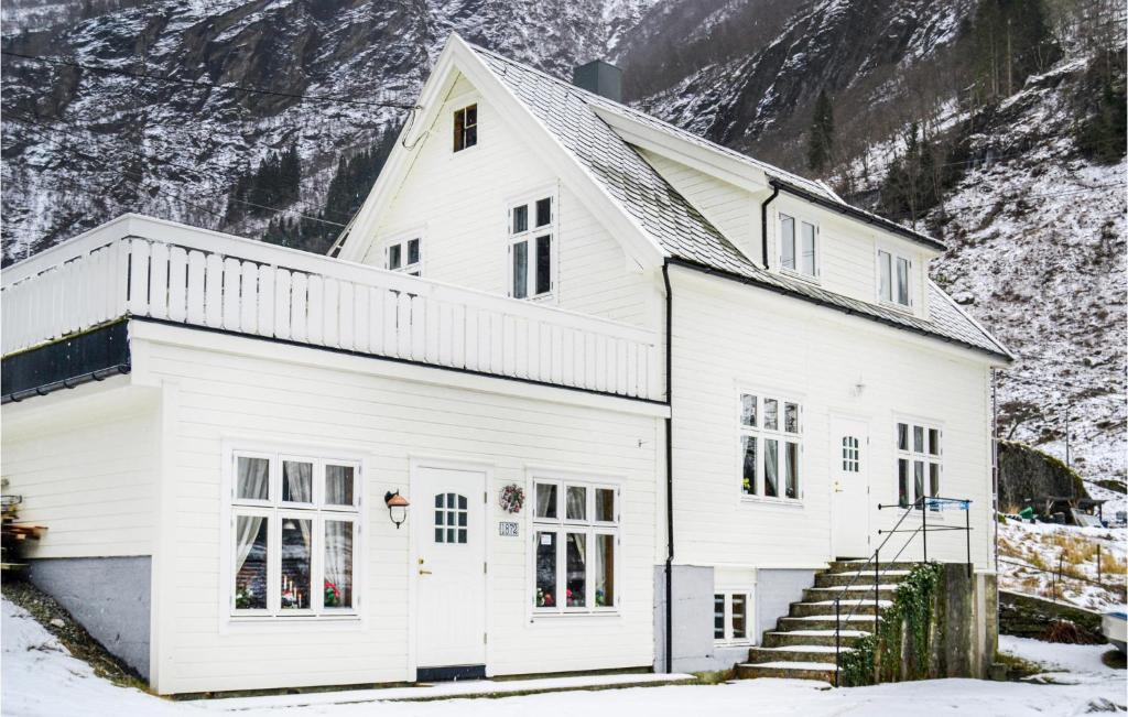 Stunning Home In Vik I Sogn With Jacuzzi, Sauna And Wifi photo 3