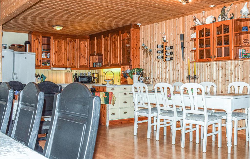 Stunning Home In Vik I Sogn With Jacuzzi, Sauna And Wifi photo 4