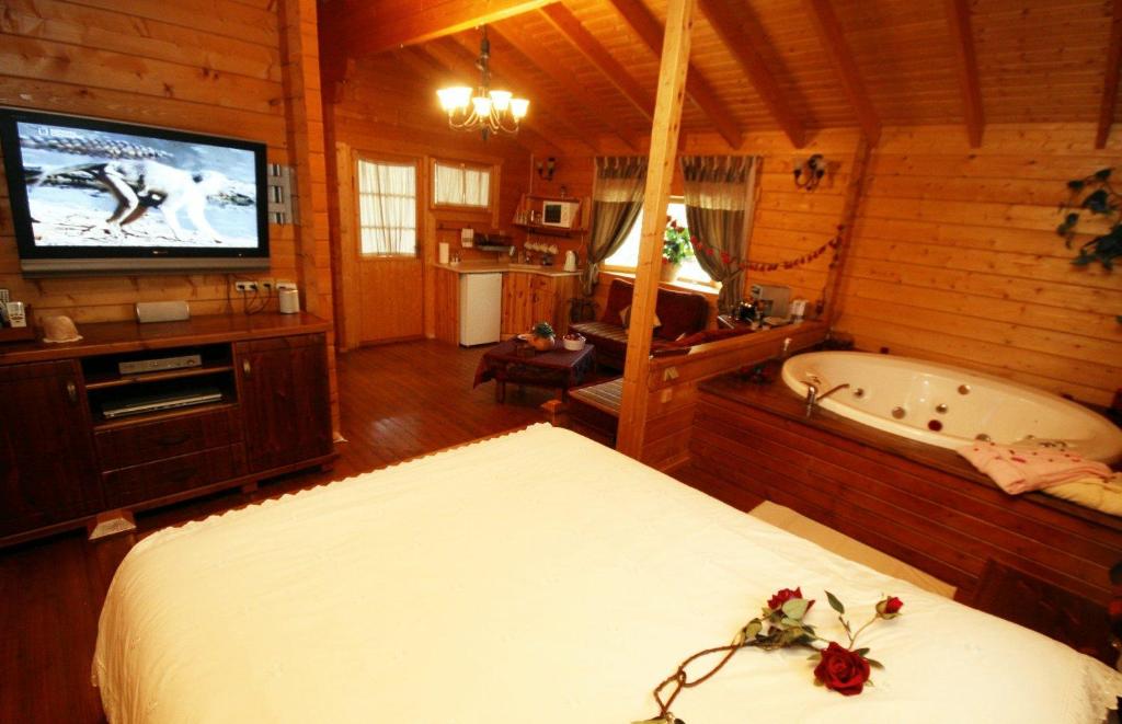 Spa Chalets In Olive Grove photo 4