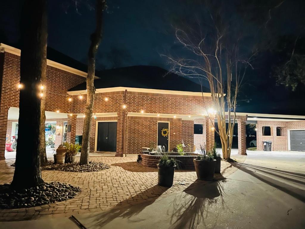 Relaxing Two-Bedroom Apartment or Studio on 13 Beautiful Wooded Acres In A Quiet Neighborhood photo 4