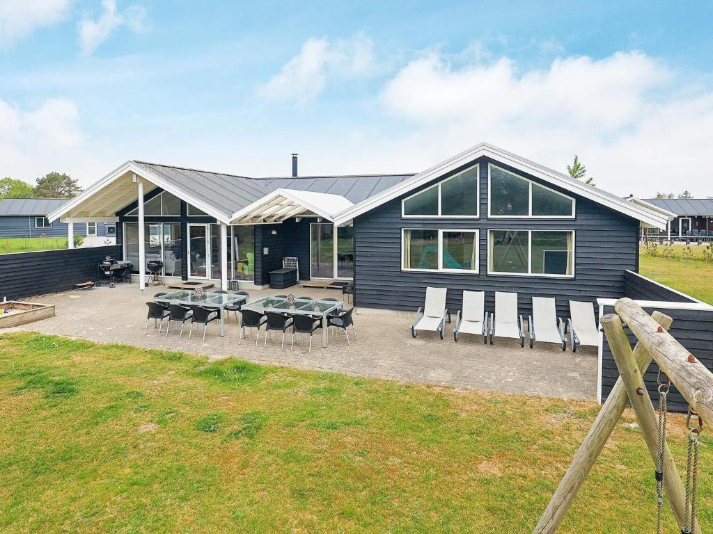 Seven-Bedroom Holiday home in Ålbæk photo 4